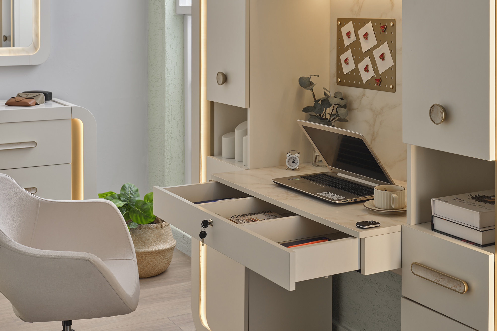 Studiertisch mit intelligenter Schubladenorganisation